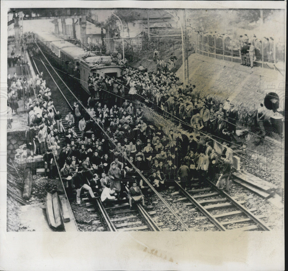 1961 Press Photo Italy Protesters On Tracks Due to Increase in Commuter ares - Historic Images