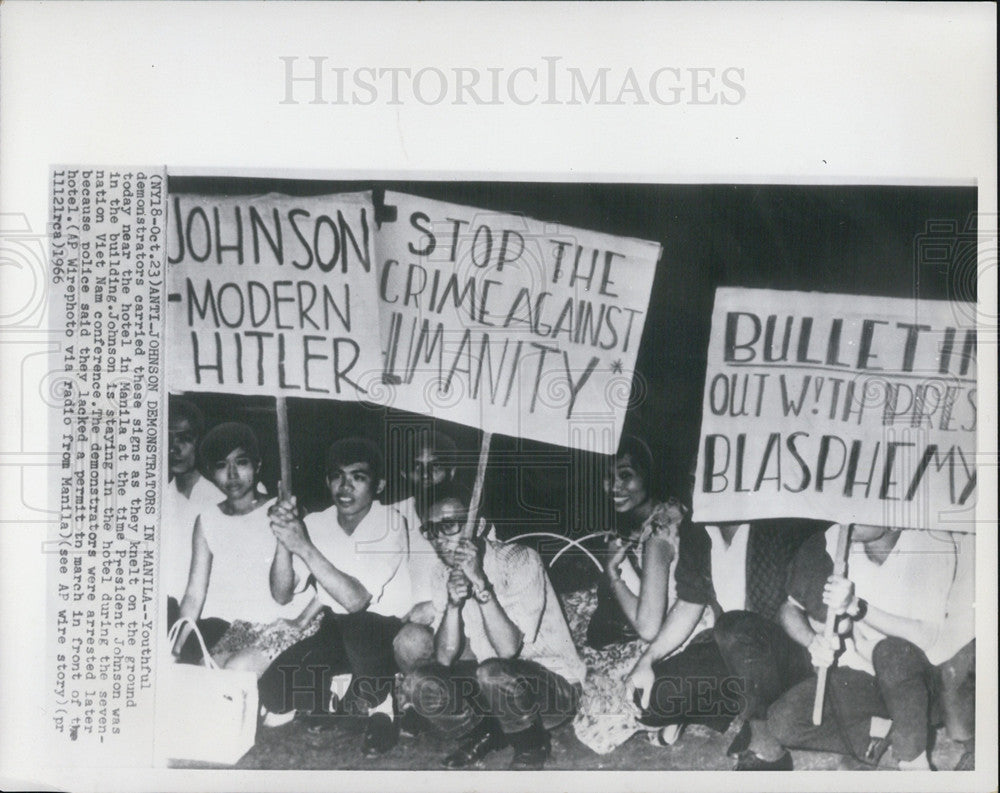 1966 Press Photo Anti Johnson protesters picket outside the Pres hotel - Historic Images