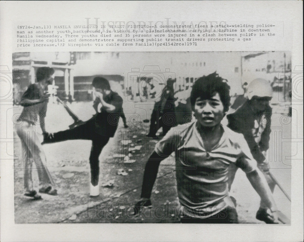 1971 Press Photo demonstrators &amp; police clashed in Manila during anti gas increase - Historic Images