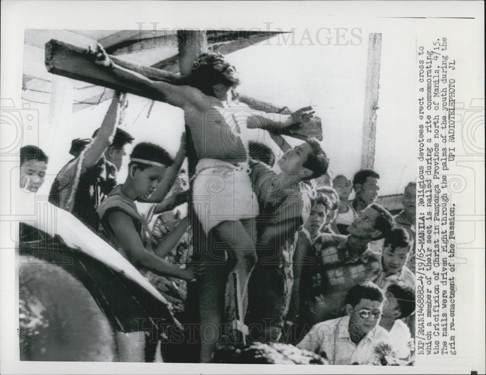 1965 Press Photo Religious Devotee have himself crucified in the Philippines - Historic Images