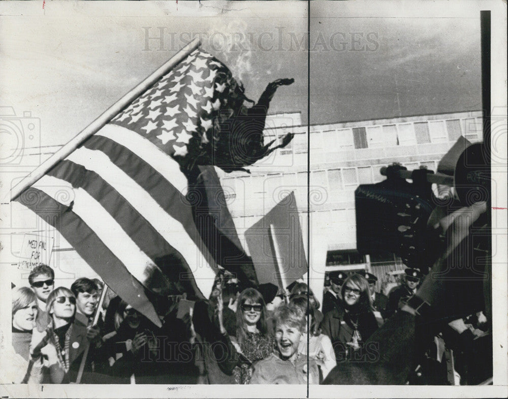 1969 Press Photo Sweden demonstrators burning an American flag - Historic Images