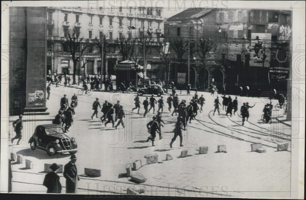 1950 Press Photo Police Charge Milan&#39;s Porta Romana During Demonstration - Historic Images