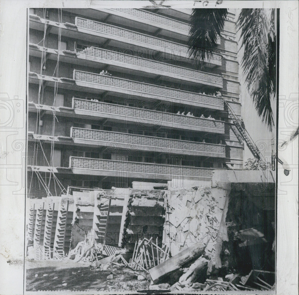 1957 Press Photo Residents trapped in this apartment building in Mexico City - Historic Images