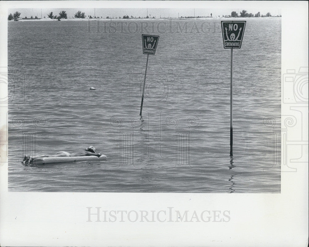 1976 Press Photo Sleepy floater  heading for wrong side of Gulfport Beach - Historic Images