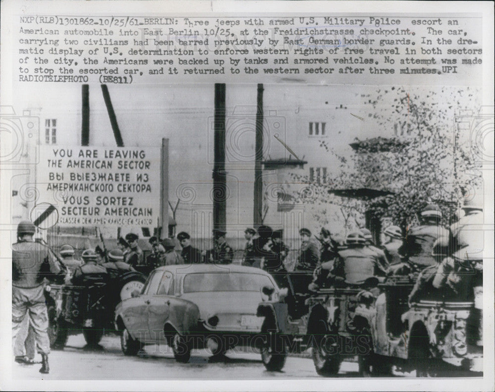 1961 Press Photo Jeeps armed with US Military Police escorts American automobile - Historic Images