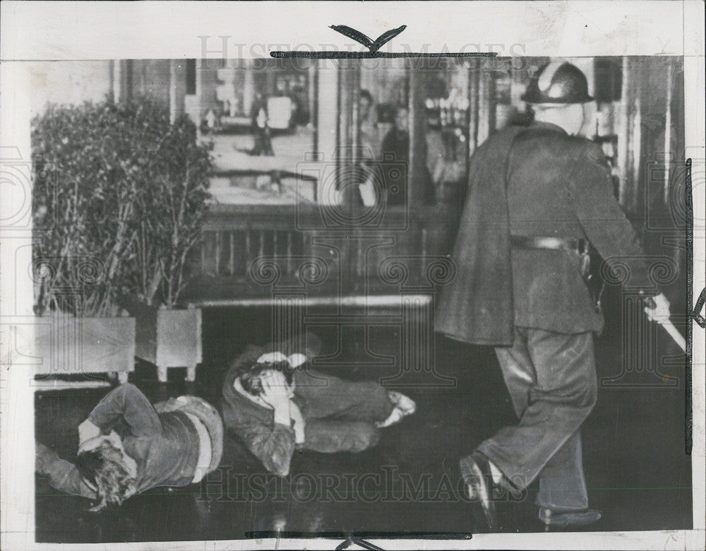 1952 Press Photo Paris policeman subdue two violent rioters w/ his night stick - Historic Images