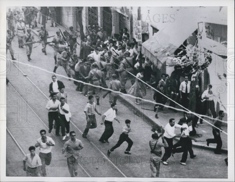 1967 Press Photo Riffle swinging troops disperse demonstrators in Beirut - Historic Images