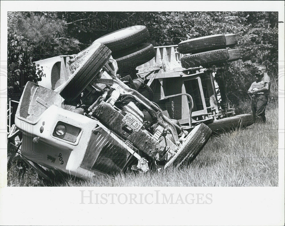 1987 Press Photo 18 wheeler truck owned by BET ER Mix overturned on State Road 50 - Historic Images