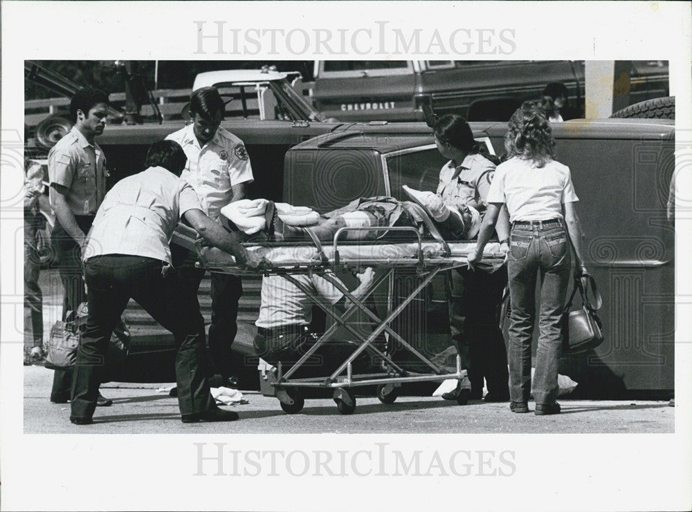 1985 Press Photo Doris Hutton Transported By Stretcher After Car Crash, Florida - Historic Images