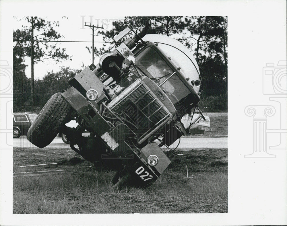 1985 Press Photo Florida Mining And Materials Truck Turns Over To Avoid Crash - Historic Images