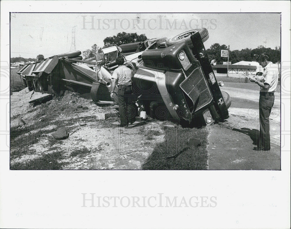 1986 Press Photo Brooksville Firefighters With Wreckage Truck Hauling Dolomite - Historic Images