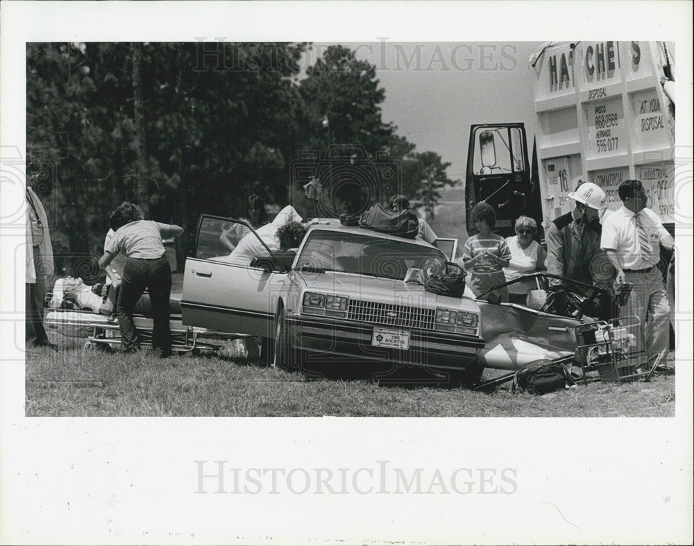 1985 Press Photo Two Person Seriously Injured In Car And Garbage Truck Collision - Historic Images