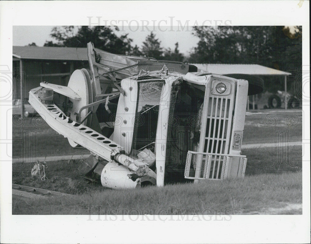 1985 Press Photo Overturned Utility Truck On SR 50 Hernando County, Florida - Historic Images