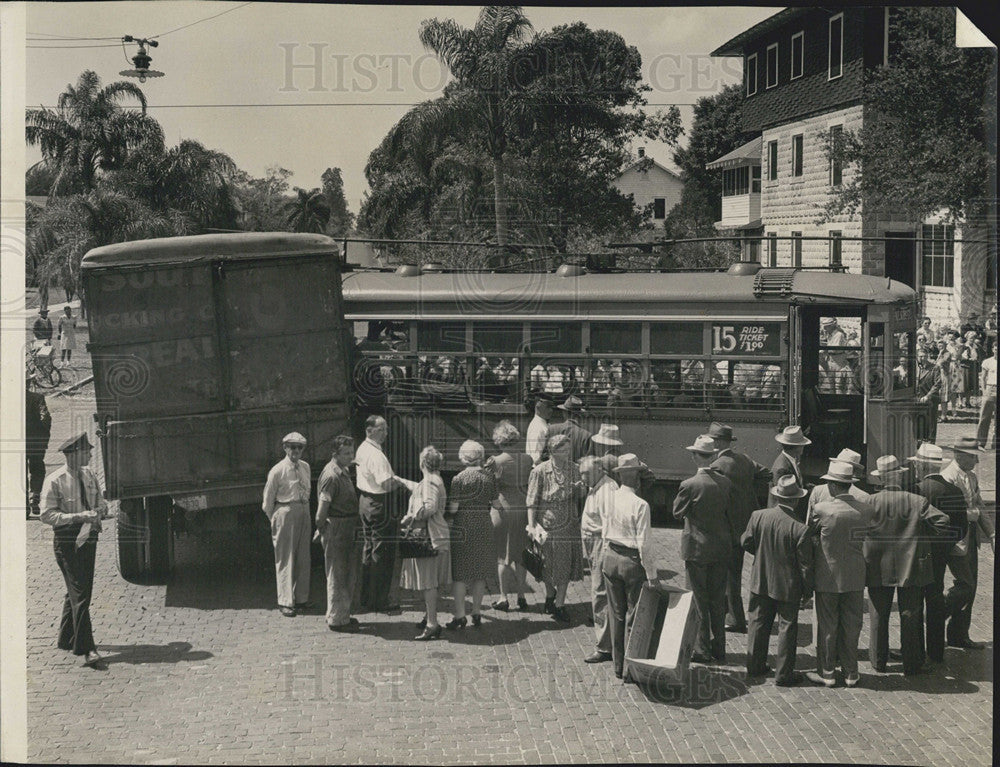 1944 Press Photo Passengers Look At Crash Between Street Car And Large Truck - Historic Images