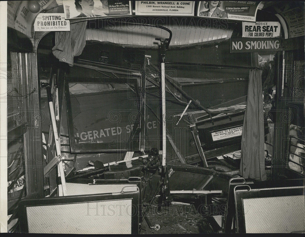 1944 Press Photo Interior View Of Street Car That Large Truck Crashed Into - Historic Images