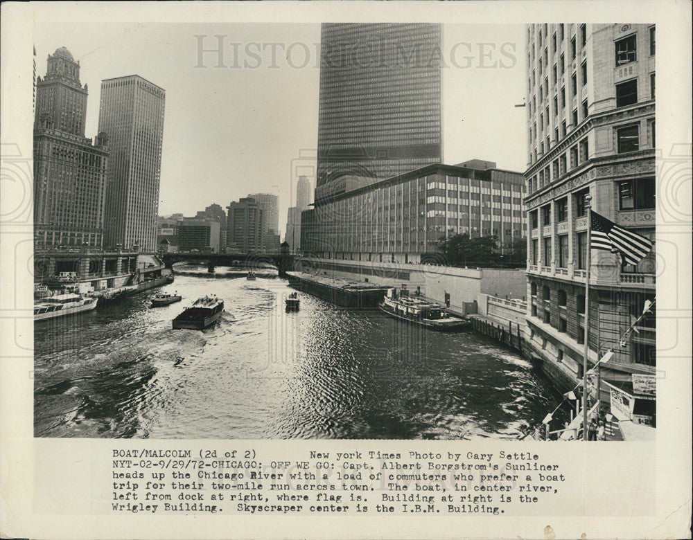 1972 Press Photo Sunliner Boat Heads Up Chicago River With Commuters To Work - Historic Images