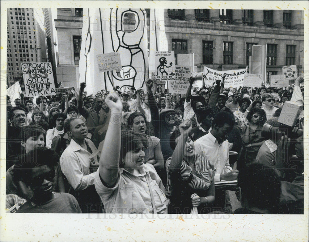 1986 Press Photo Hundreds of demonstrators outside State of Illinois building - Historic Images