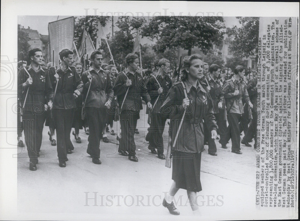 1952 Press Photo Free German Youth Members March Leipzig Convention Communist - Historic Images