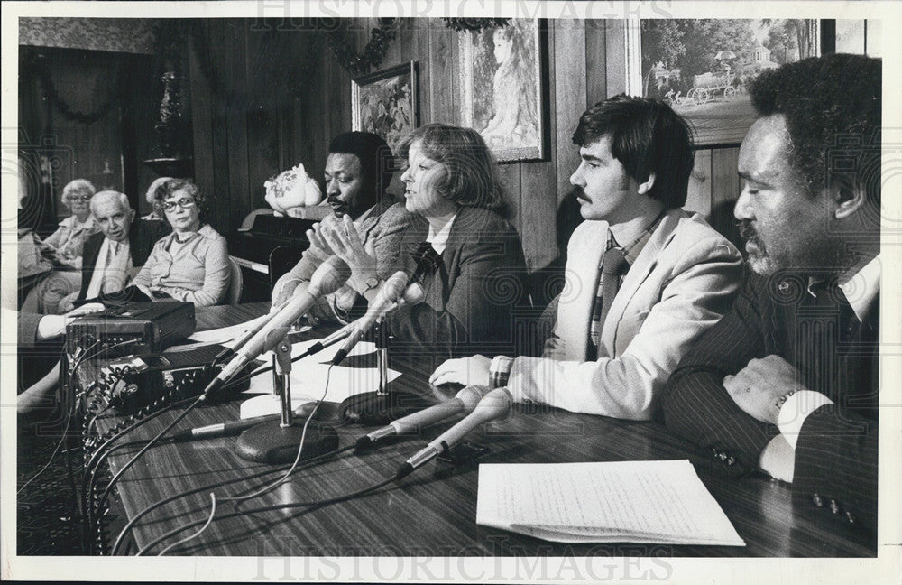1981 Press Photo Ald Marion Volini At Lawrence House With Anit-Administration - Historic Images