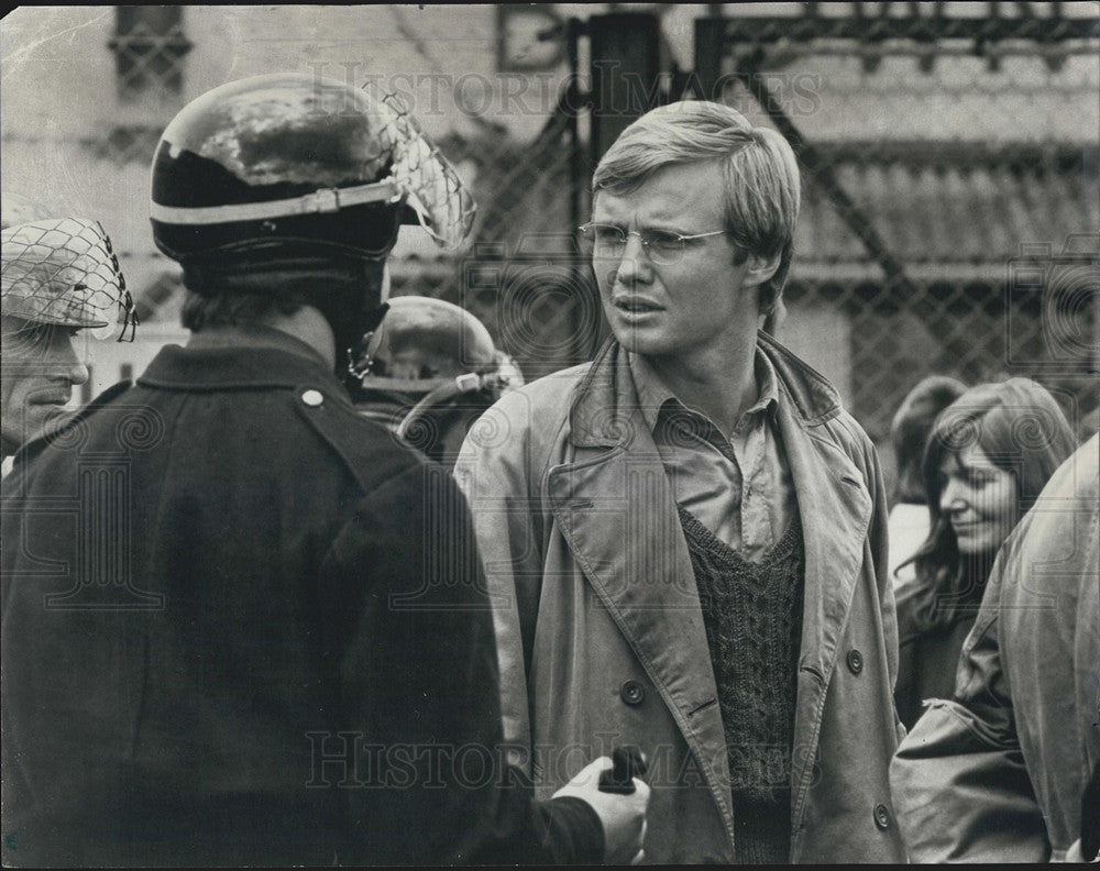 1970 Press Photo Jon Voight Protests Police In &quot;The Revolutionary&quot; - Historic Images