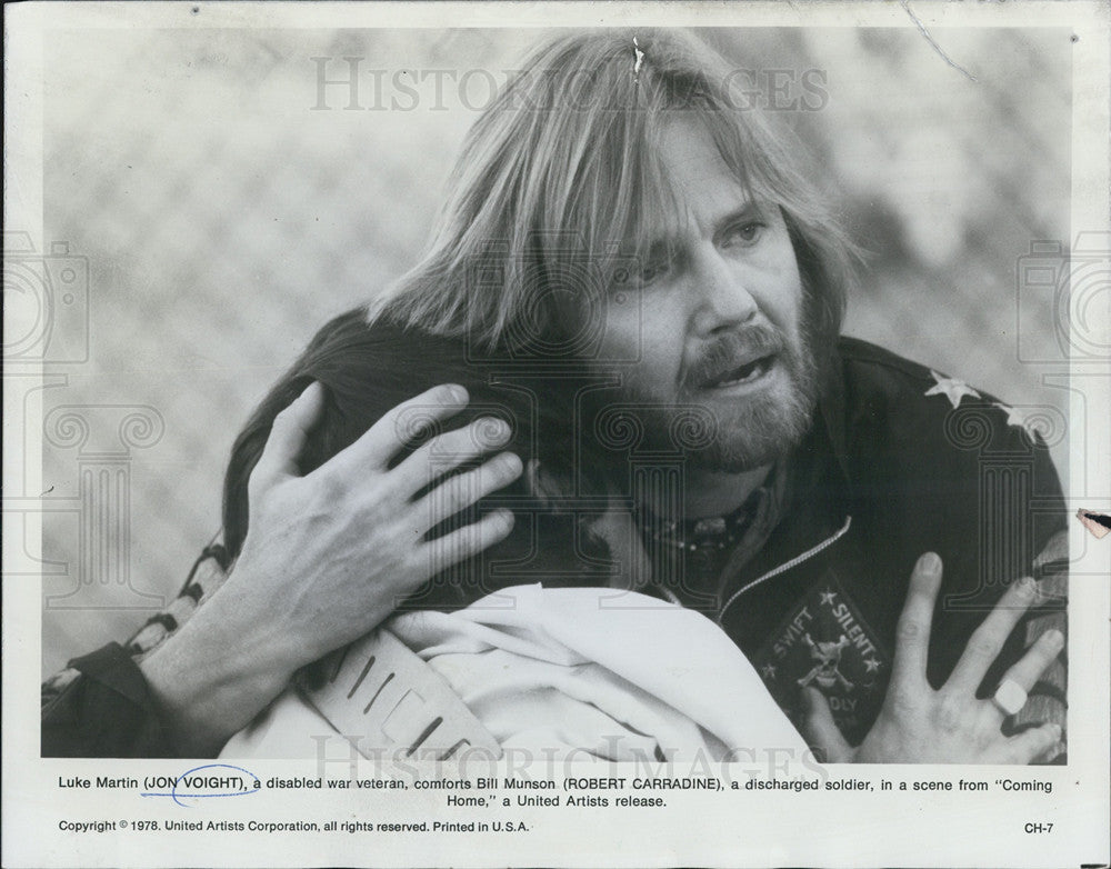 1978 Press Photo Copy Jon Voight Hugs Vet In &quot;Coming Home&quot; - Historic Images