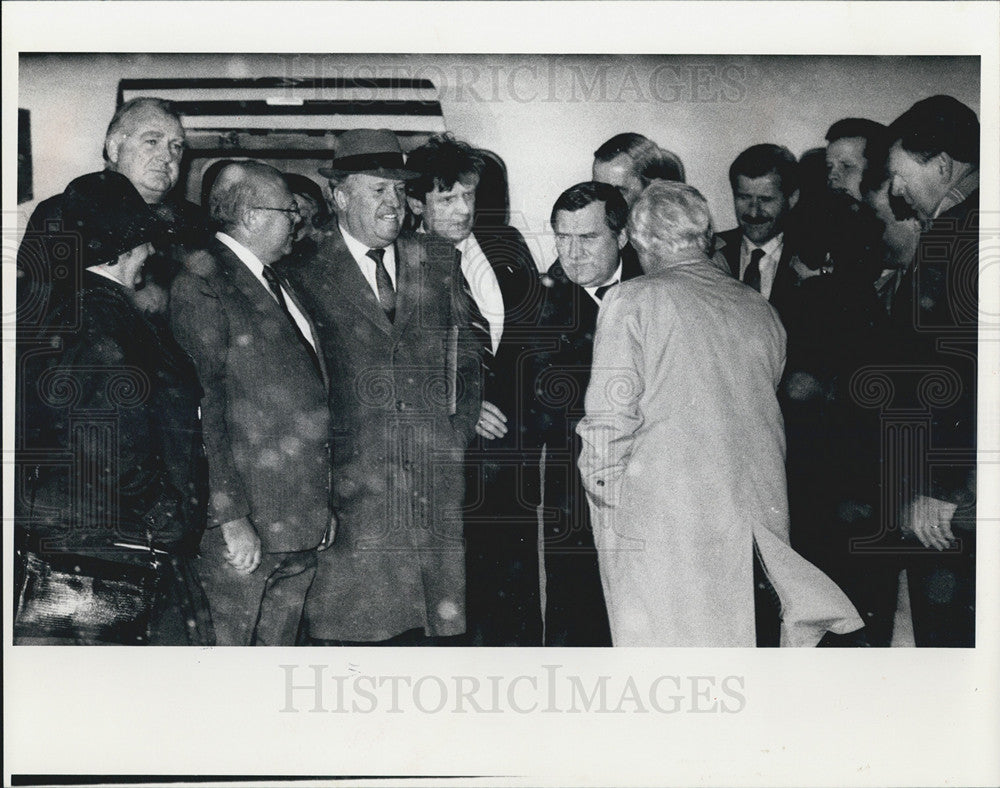 1989 Press Photo Poland Solidarity Leader Lech Walesa, Midway Airport, Chicago - Historic Images