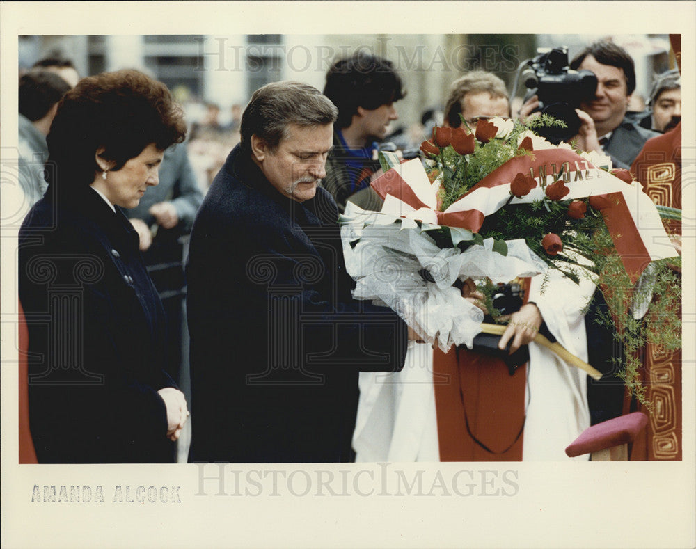 1991 Press Photo Lech Walesa and wife Danuta lay wreath at St Hyatinth Church - Historic Images