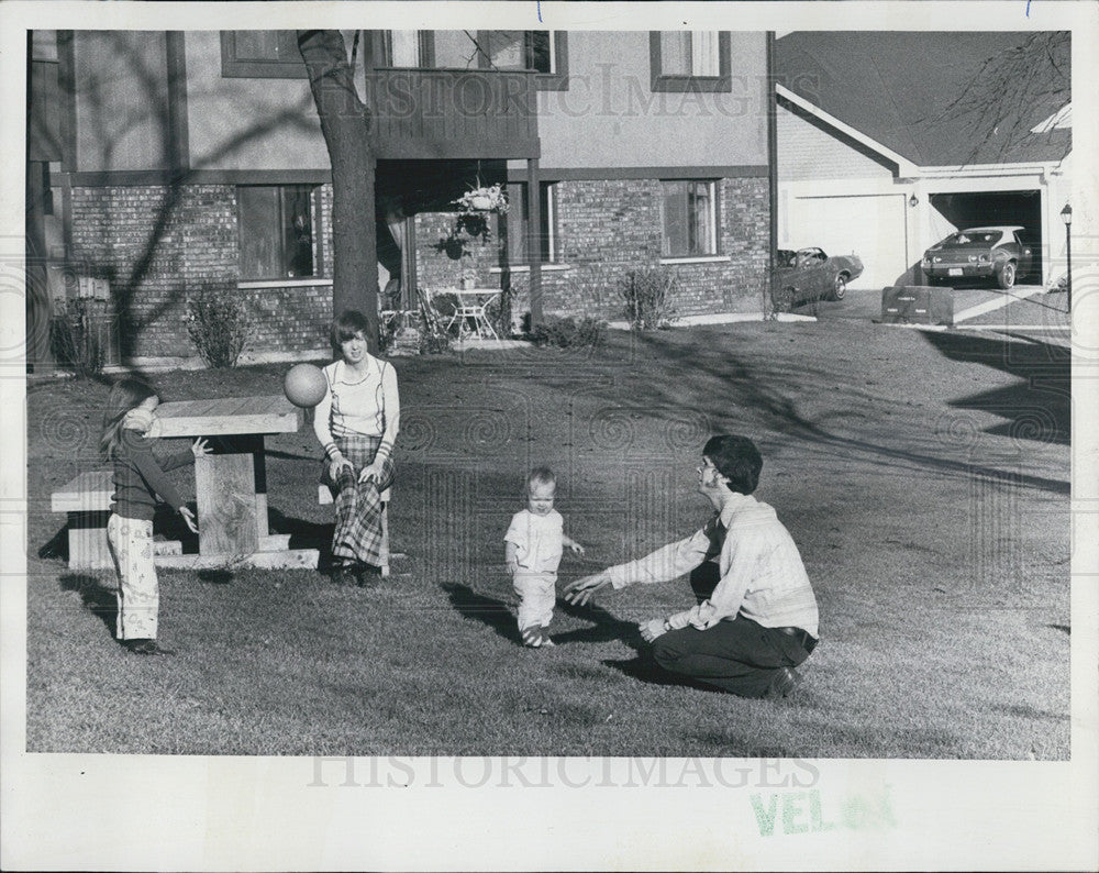 1975 Press Photo Carlson family in Schaumburg suburb - Historic Images