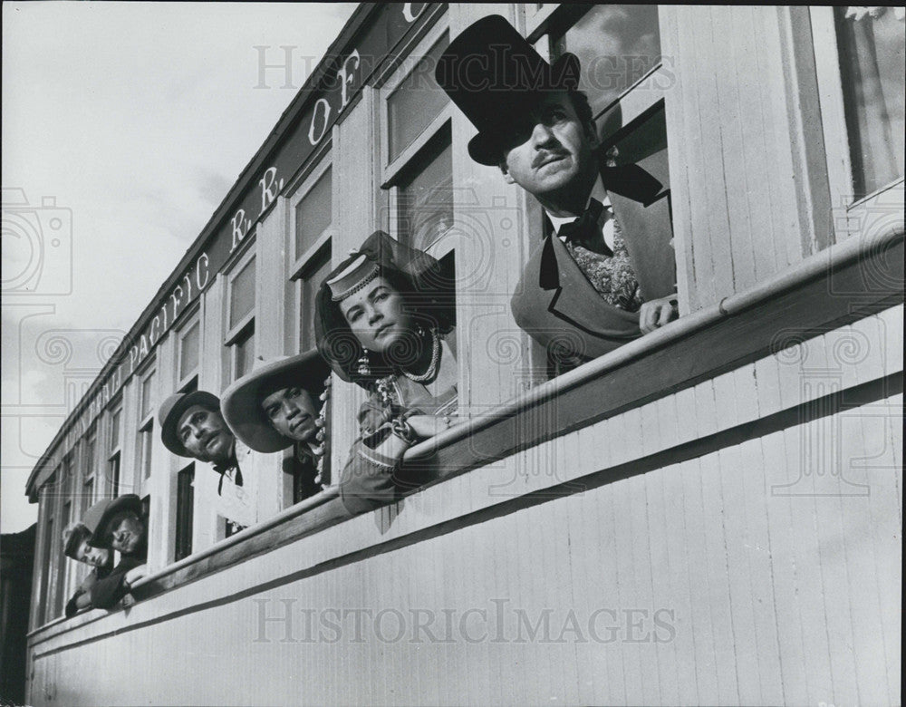 Press Photo David Niven, Shirley MacLaine, Robert Newton in &quot;Around the World in 80 Days&quot; - Historic Images