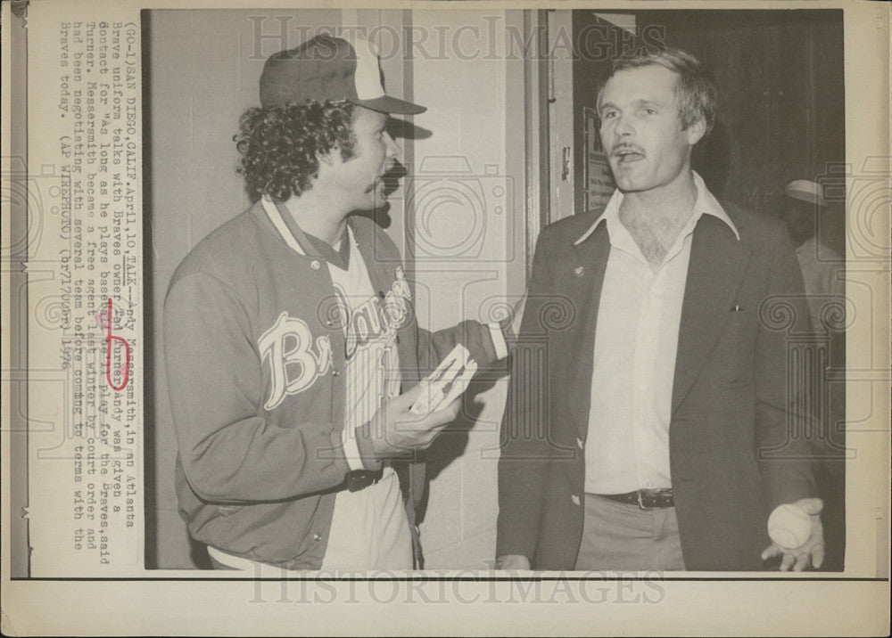 1976 Press Photo Andy Massersmith With Ted Turner Of Atlanta Braves - Historic Images