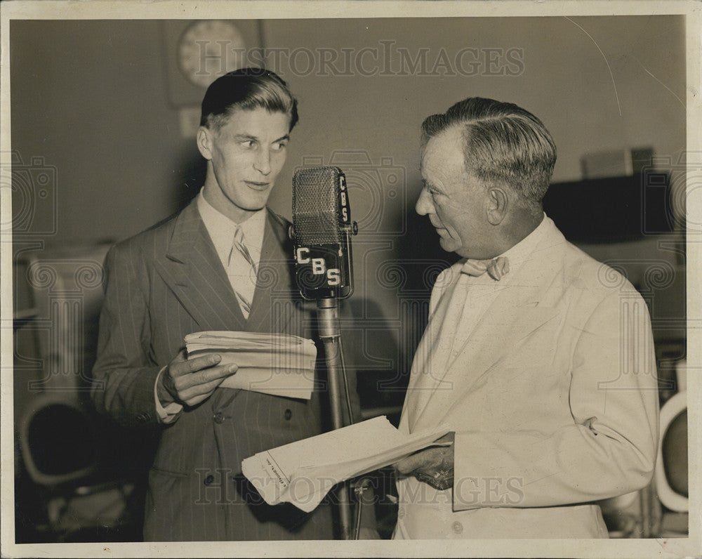 1939 Press Photo Photo Keith Wheeler w/ Edgar Guest in a CBS radio broadcast - Historic Images