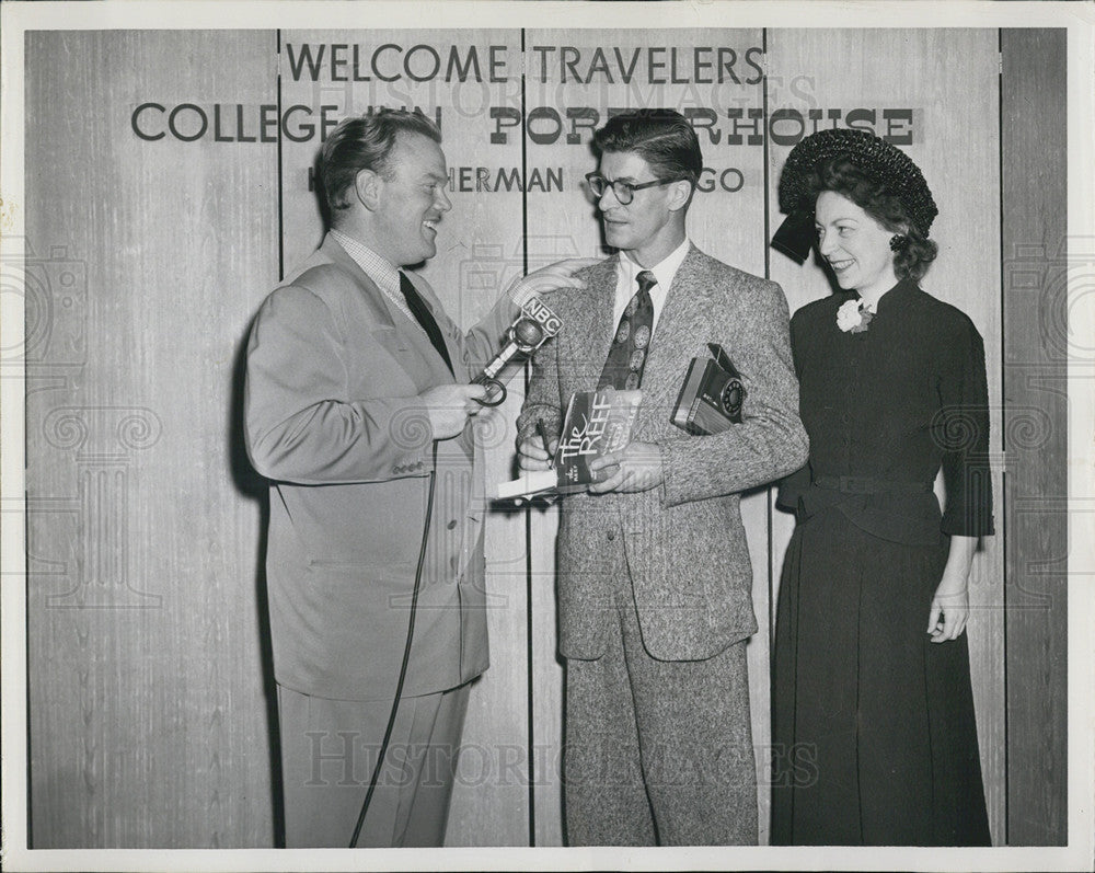 1952 Press Photo Photo Keith  &amp; Mrs Wheeler interview by Tommy Bartlett - Historic Images