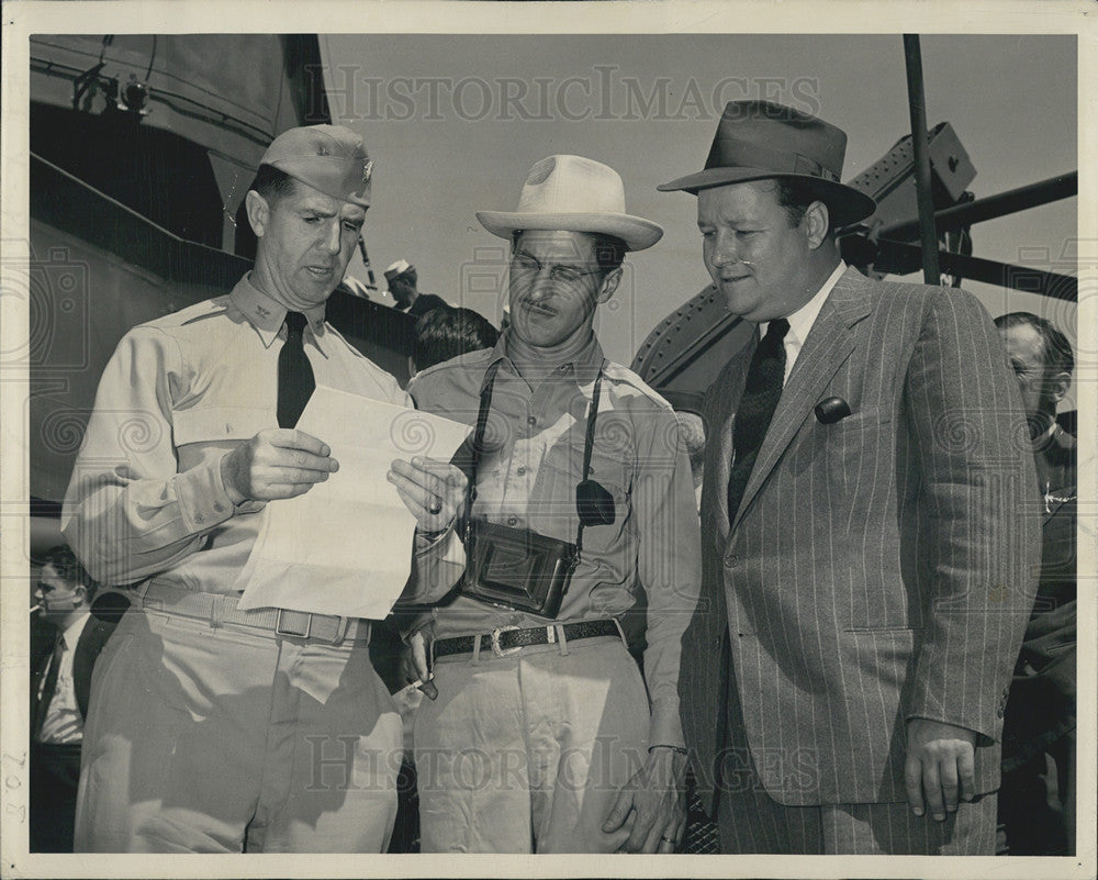 1946 Press Photo Capt Fitzhugh Lee Public Information Officer w/ Keith Wheeler - Historic Images
