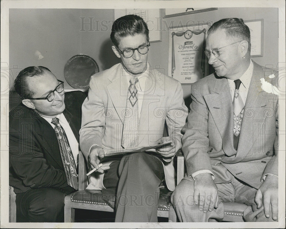 1950 Press Photo Lee Schooler, Keith Wheeler and Dr. G. A. Stevenson on WJJD - Historic Images