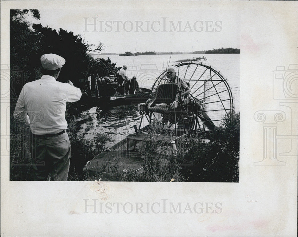 1975 Press Photo Curtis Dixon Directs Landing Of Airboat Sweethear No 7 - Historic Images