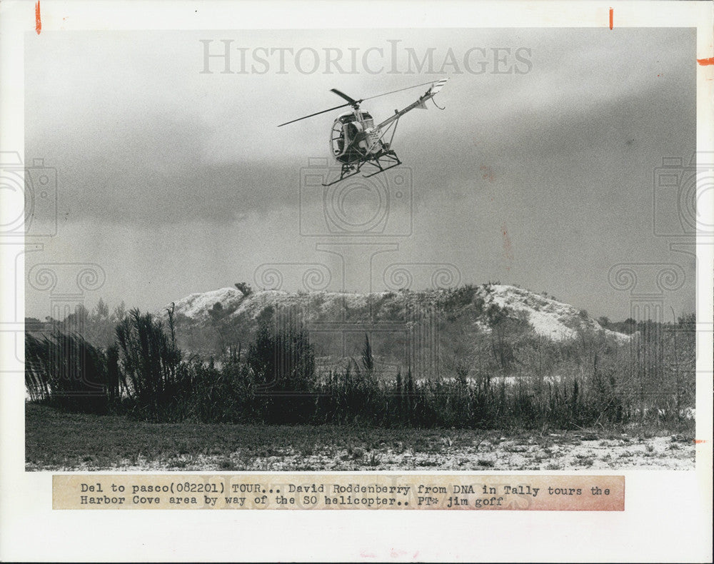 1982 Press Photo David Roddenberry leaves Harbor Lights Cove on a chopper - Historic Images