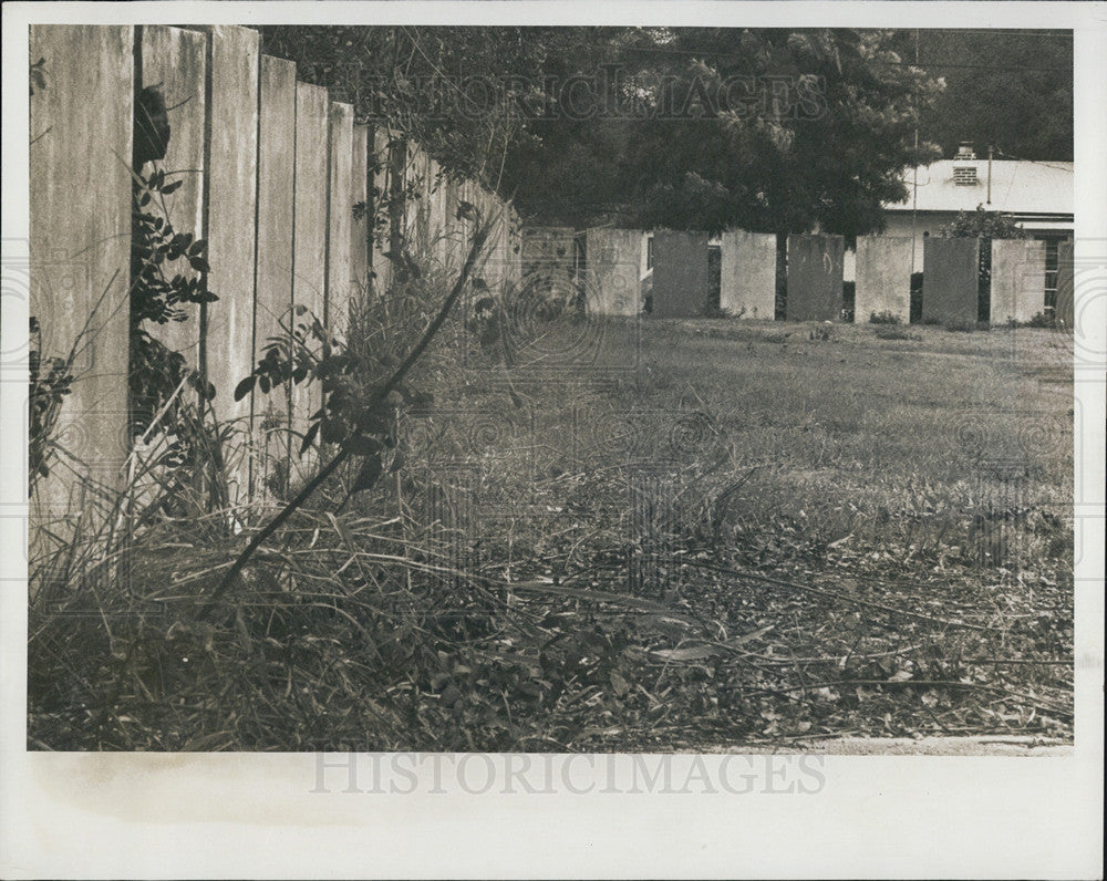 1976 Press Photo Concrete Wall, Disston Plaza Shopping Center - Historic Images