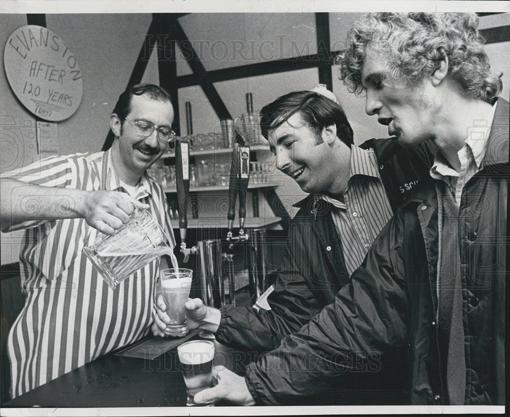 1972 Press Photo Bartender Pours Beer For First Spot Customers In Evanston - Historic Images