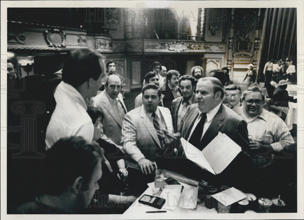 1980 Press Photo John DeNeen President Of FOP Works Tallies With Officials Chgo - Historic Images