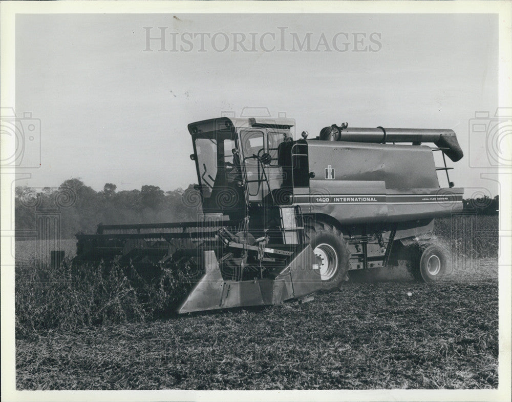 1981 Press Photo International Harvester&#39;s Agricultural Equipment, Combine - Historic Images