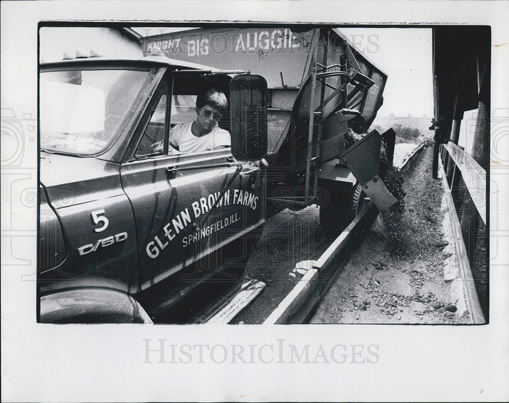 1976 Press Photo Cattleman Glenn Brown & Feed Truck Rural Central Springfield IL - Historic Images