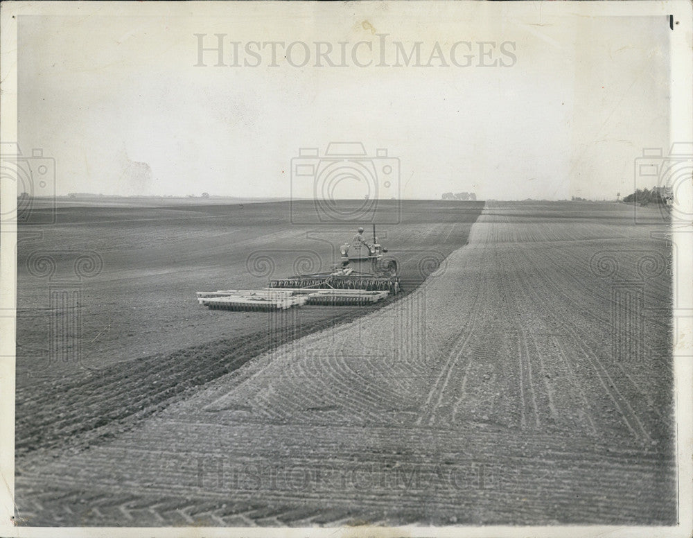 1943 Press Photo Field being disked & harrowed preparatory for planting - Historic Images