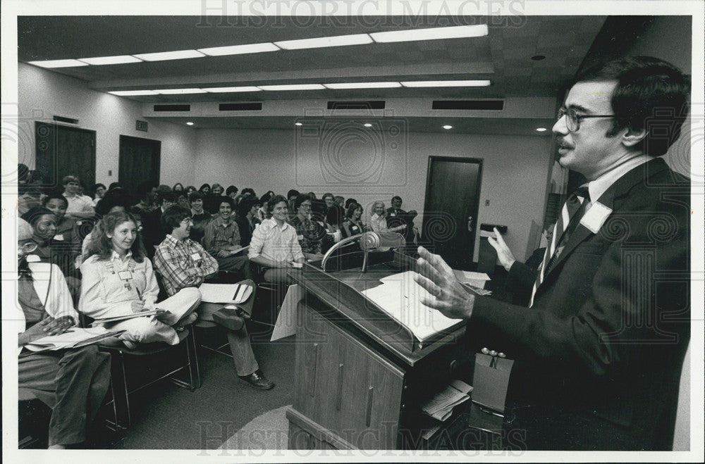 1980 Press Photo Roger Simon talks journalism at the Sun Times seminar. - Historic Images