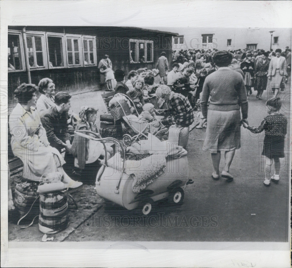 1961 Press Photo E German Citizens  Outside Marienfelde Camp For Refugees - Historic Images