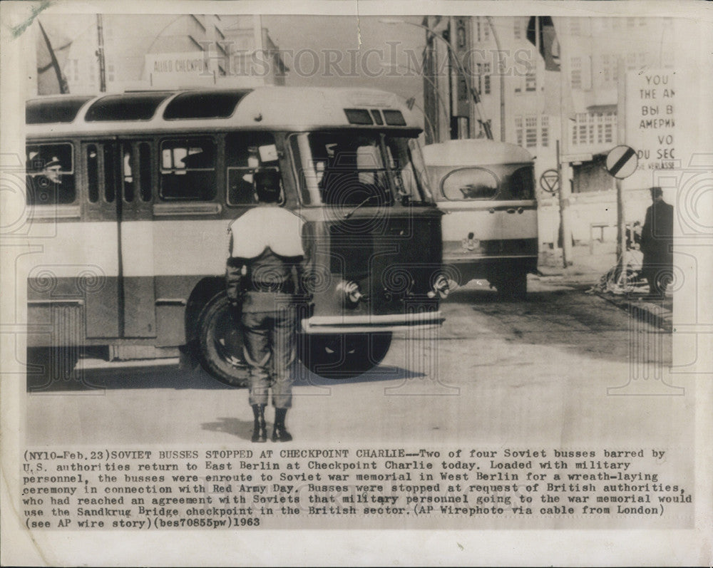 1963` Press Photo Soviet Buses stopped At Checkpoint Charlie By US Troops - Historic Images