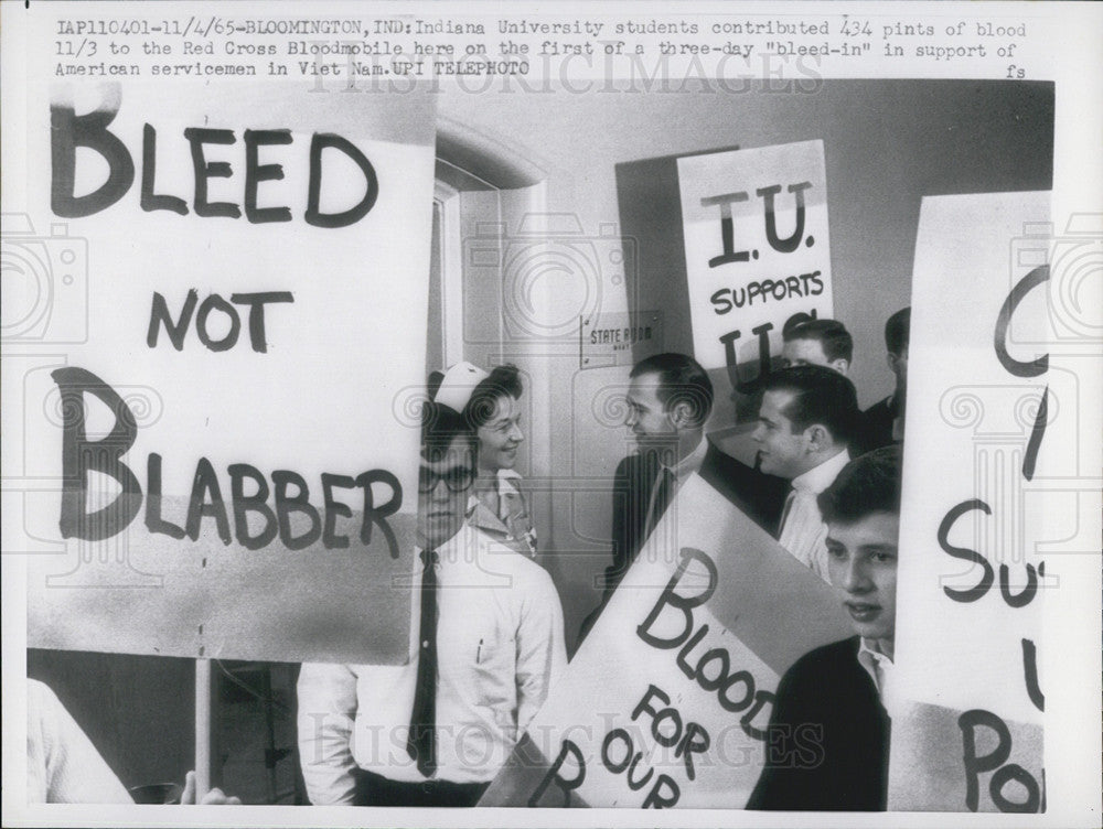 1965 Press Photo Indiana University students - Historic Images