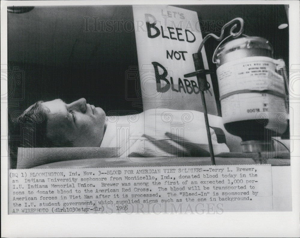 1965 Press Photo Terry Brewer Indiana Univ donated Blood - Historic Images