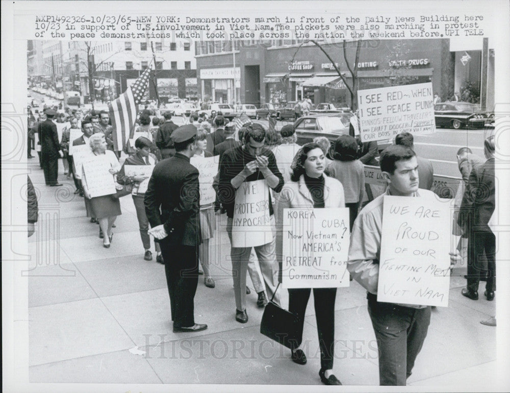 1965 Press Photo Demonstrators march in support of US involvement Vietnam - Historic Images