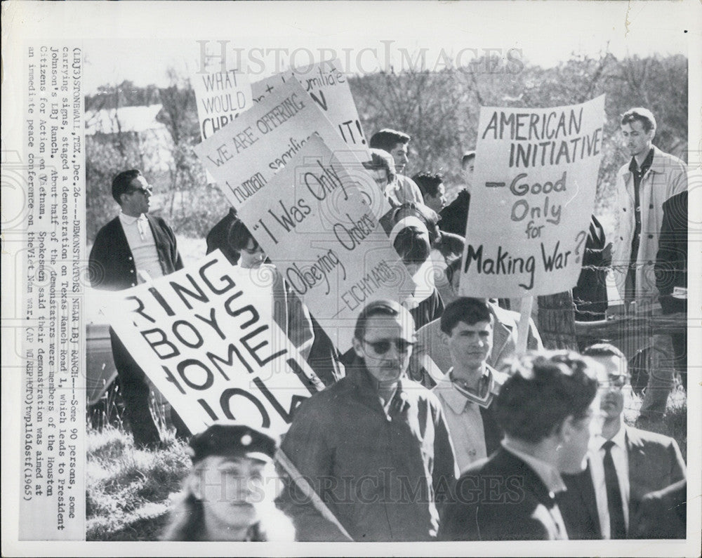 1965 Press Photo Demonstrators near President Johnson ranch - Historic Images