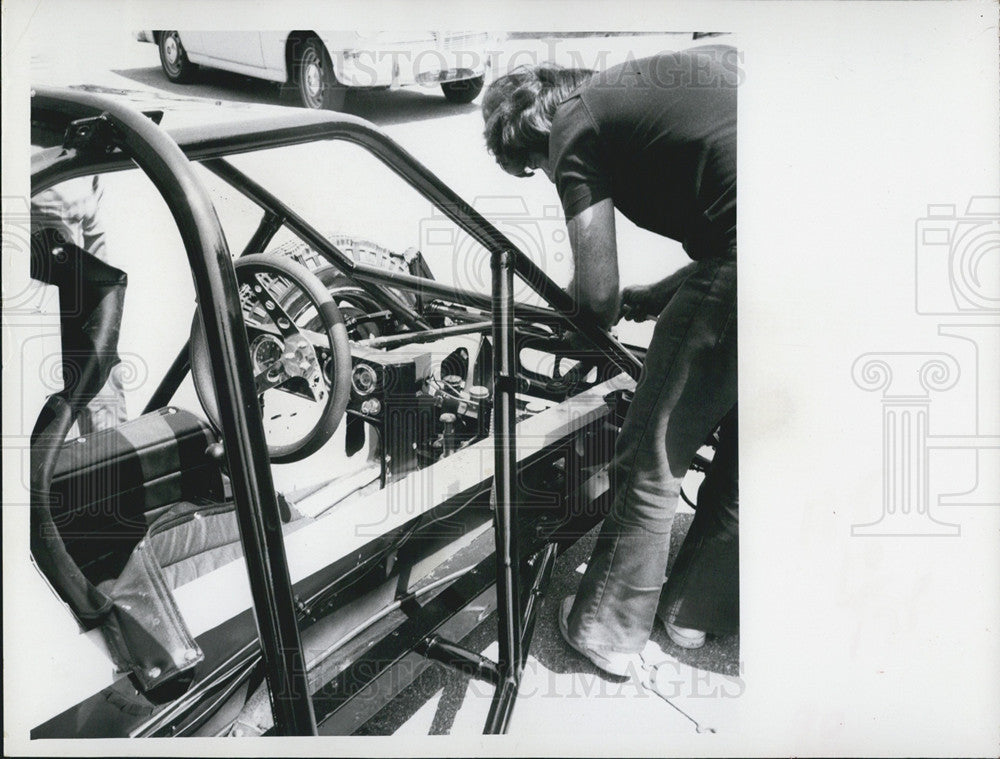 1971 Press Photo Man Works To Repair A Beach Buggie Recreation Automobile - Historic Images